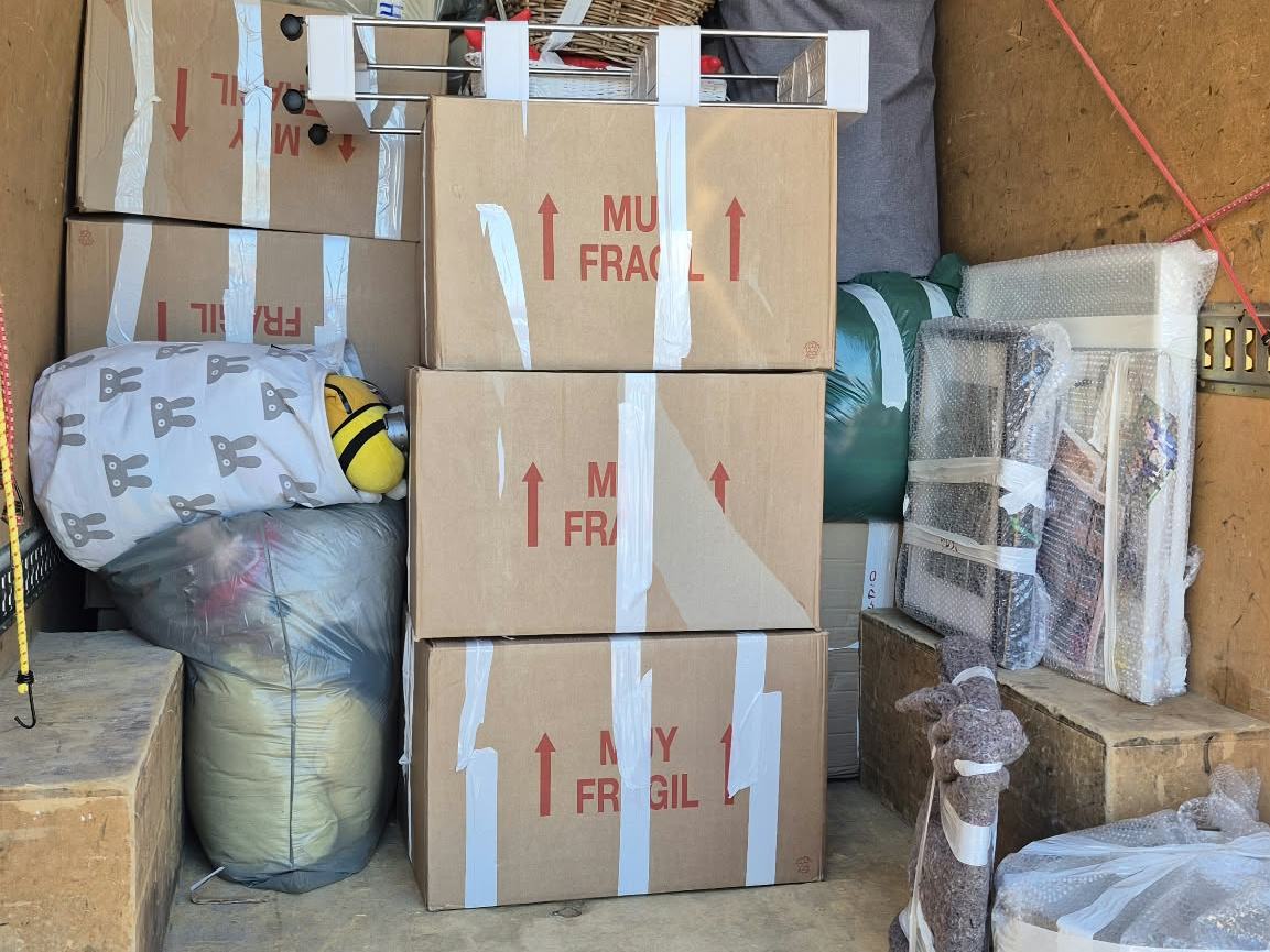 Furgoneta de Mudanzas Colmenar cargada con cajas y muebles protegidos
