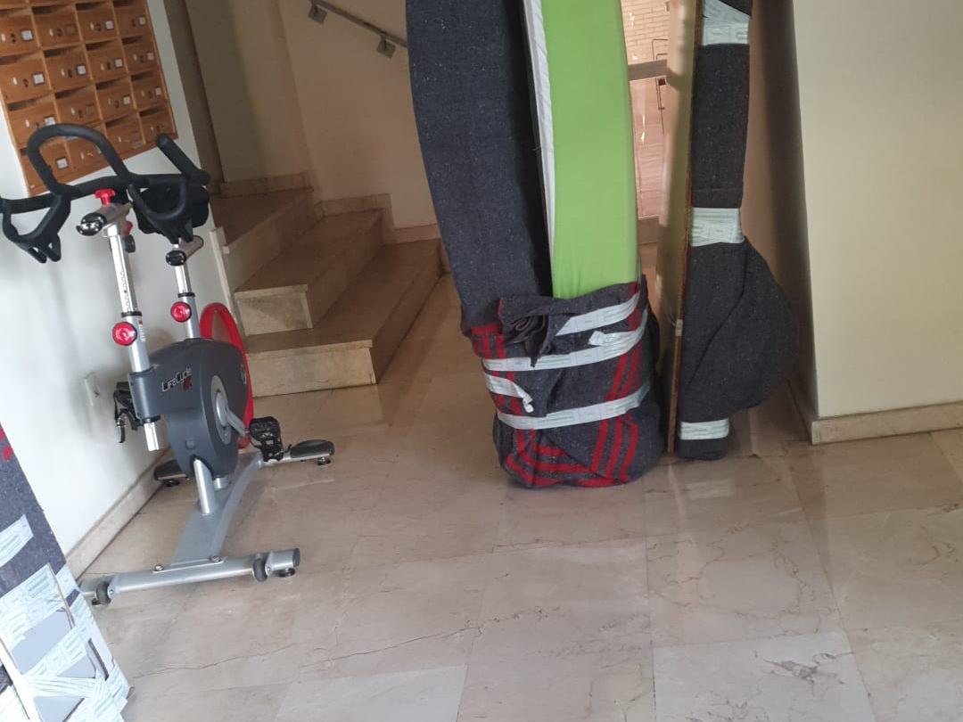 Piezas embaladas en una vivienda antes de cargarlas