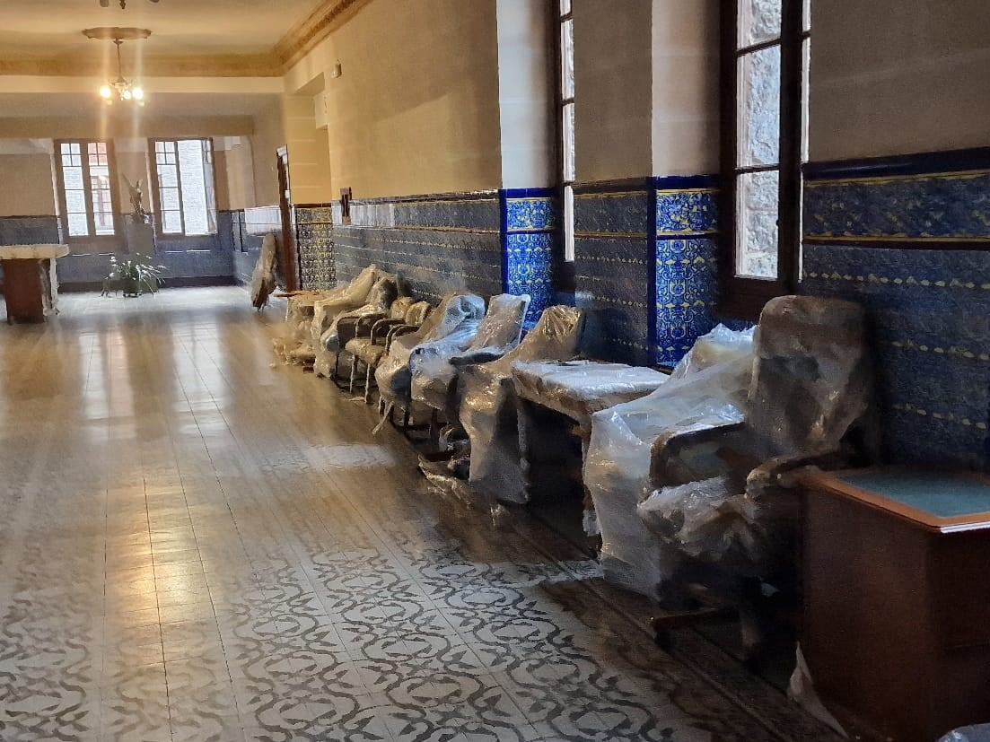 Muebles protegidos con plástico en un vestíbulo durante una mudanza