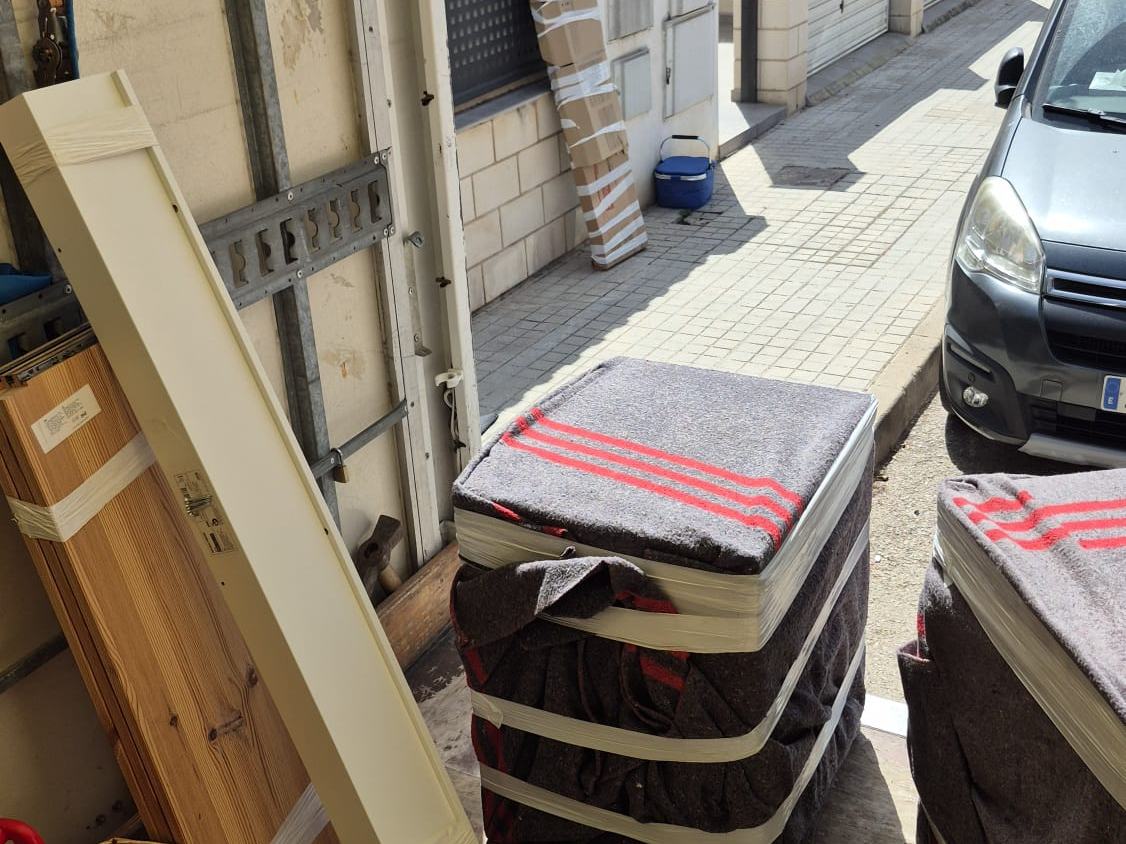 Carga de muebles y cajas en la calle durante unos portes