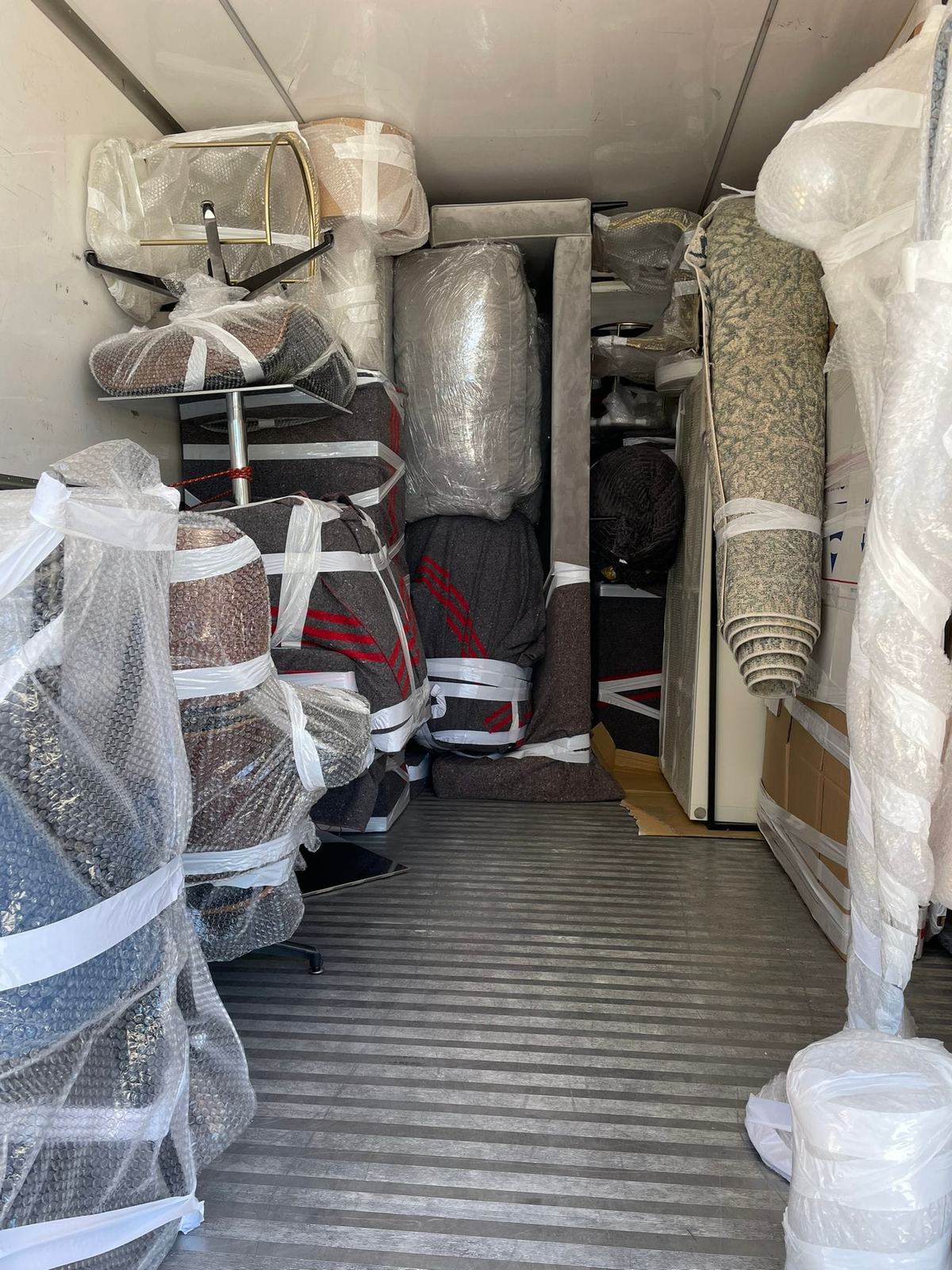 Muebles embalados y protegidos dentro del camión de Mudanza Colmenar