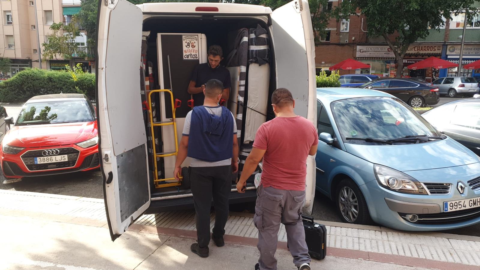 Operarios de Mudanza Colmenar cargando una furgoneta para una mudanza